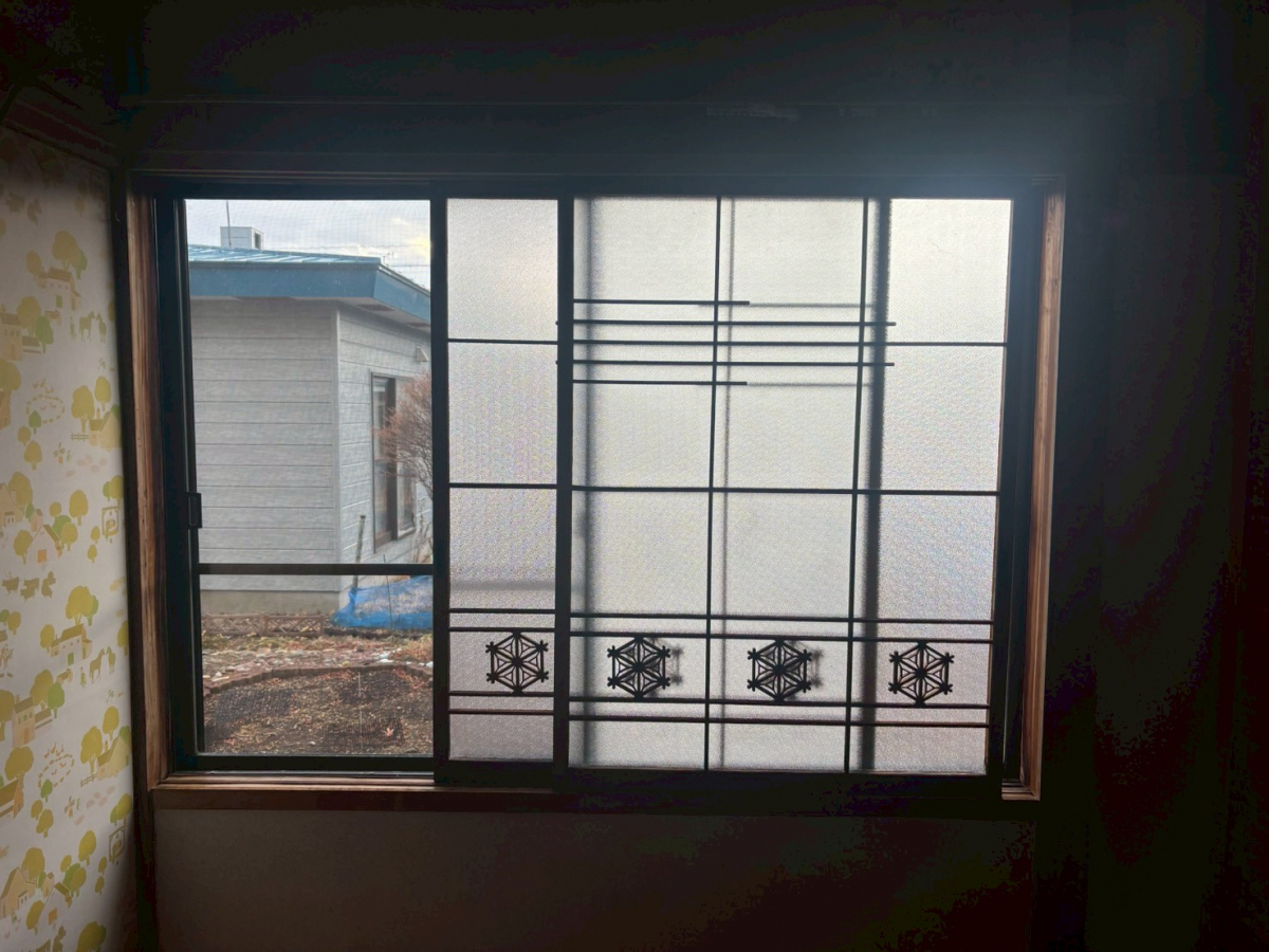 米塚硝子店の苫小牧市｜LIXILインプラスで内窓リフォーム｜先進的窓リノベ補助金で断熱UPの施工前の写真2