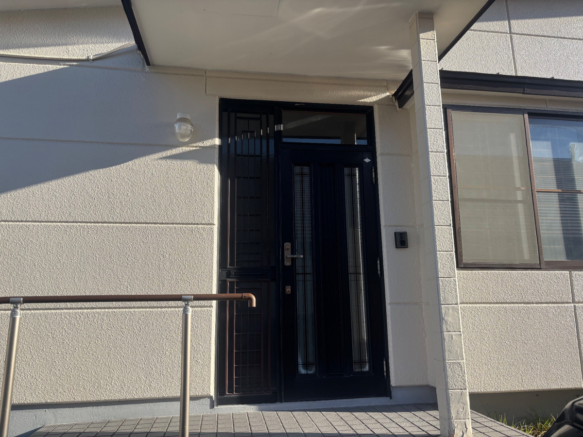 米塚硝子店のLIXILリシェント施工事例｜玄関ドアをカバー工法で簡単リフォームの施工前の写真1