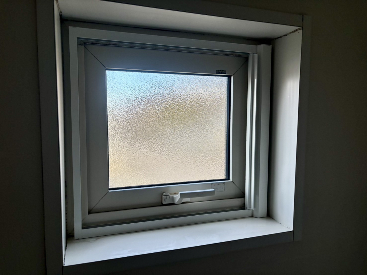 米塚硝子店の【施工事例】プリーツ網戸が破損｜横引きロール網戸へ交換しましたの施工後の写真1