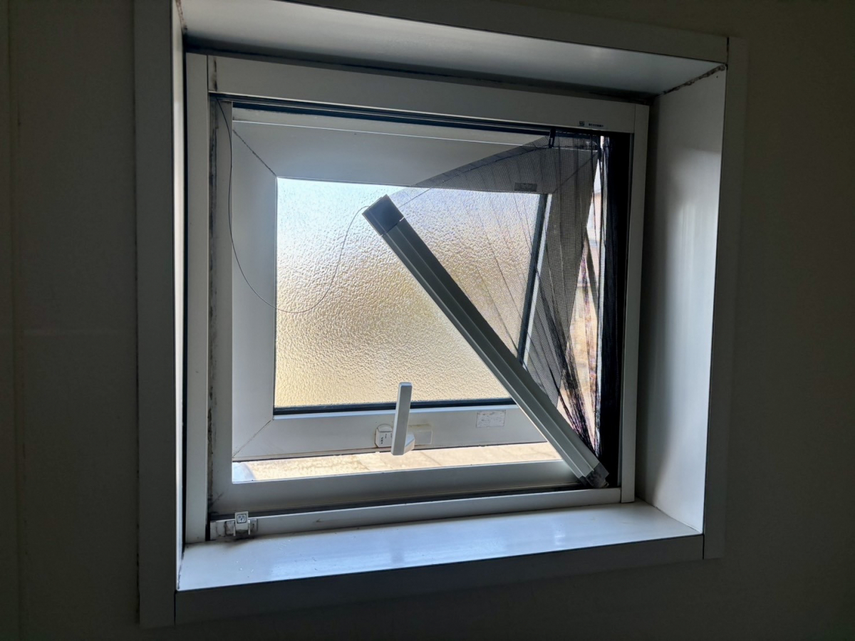 米塚硝子店の【施工事例】プリーツ網戸が破損｜横引きロール網戸へ交換しましたの施工前の写真1