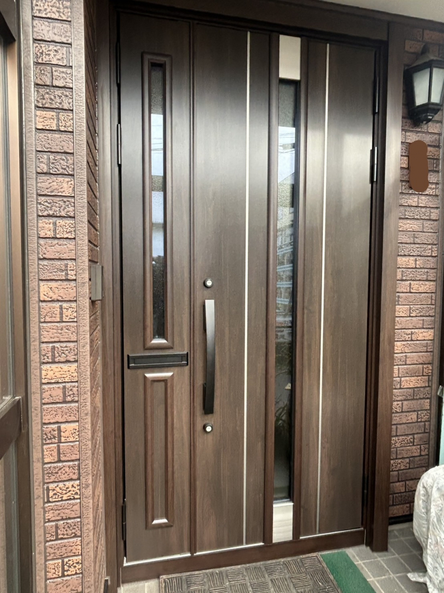 米塚硝子店の【施工事例】LIXILリシェント玄関ドア｜親子ドア・ポスト付きで快適にの施工後の写真1