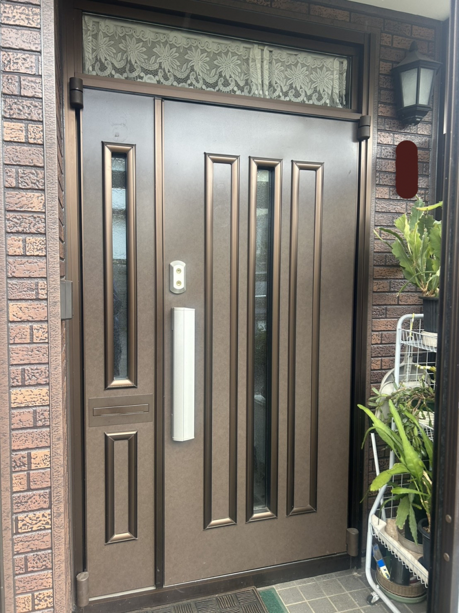 米塚硝子店の【施工事例】LIXILリシェント玄関ドア｜親子ドア・ポスト付きで快適にの施工前の写真1