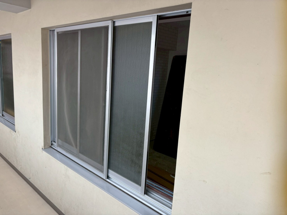 米塚硝子店の【室蘭市｜施工事例】先進的窓リノベを活用した外窓交換で断熱・防音アップ！！の施工前の写真1
