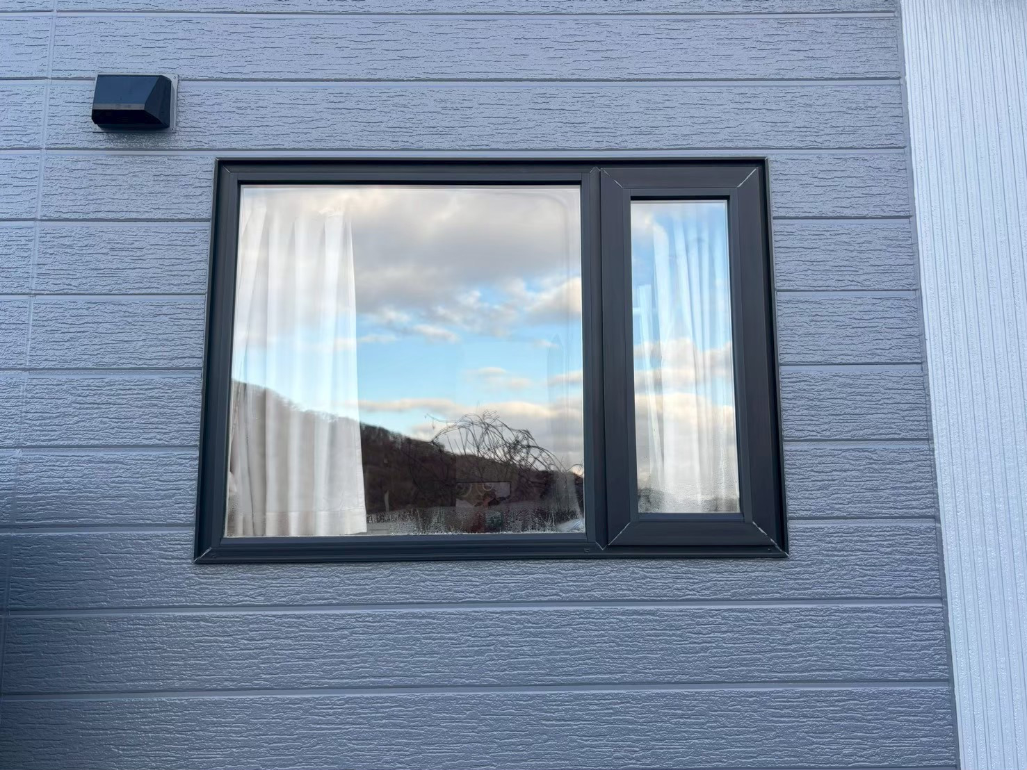 米塚硝子店の【室蘭市】複層ガラスの内部結露でお困り…先進的窓リノベを活用し高断熱複層ガラスへ交換！の施工前の写真1