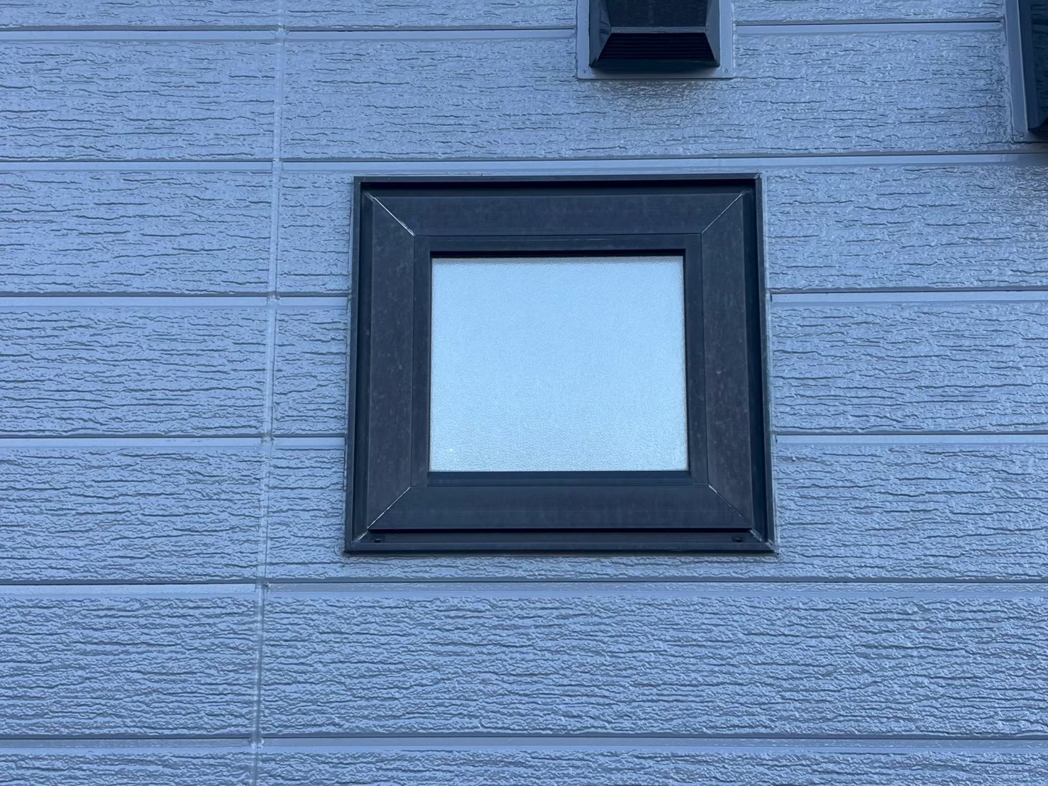 米塚硝子店の【室蘭市】複層ガラスの内部結露でお困り…先進的窓リノベを活用し高断熱複層ガラスへ交換！の施工前の写真2