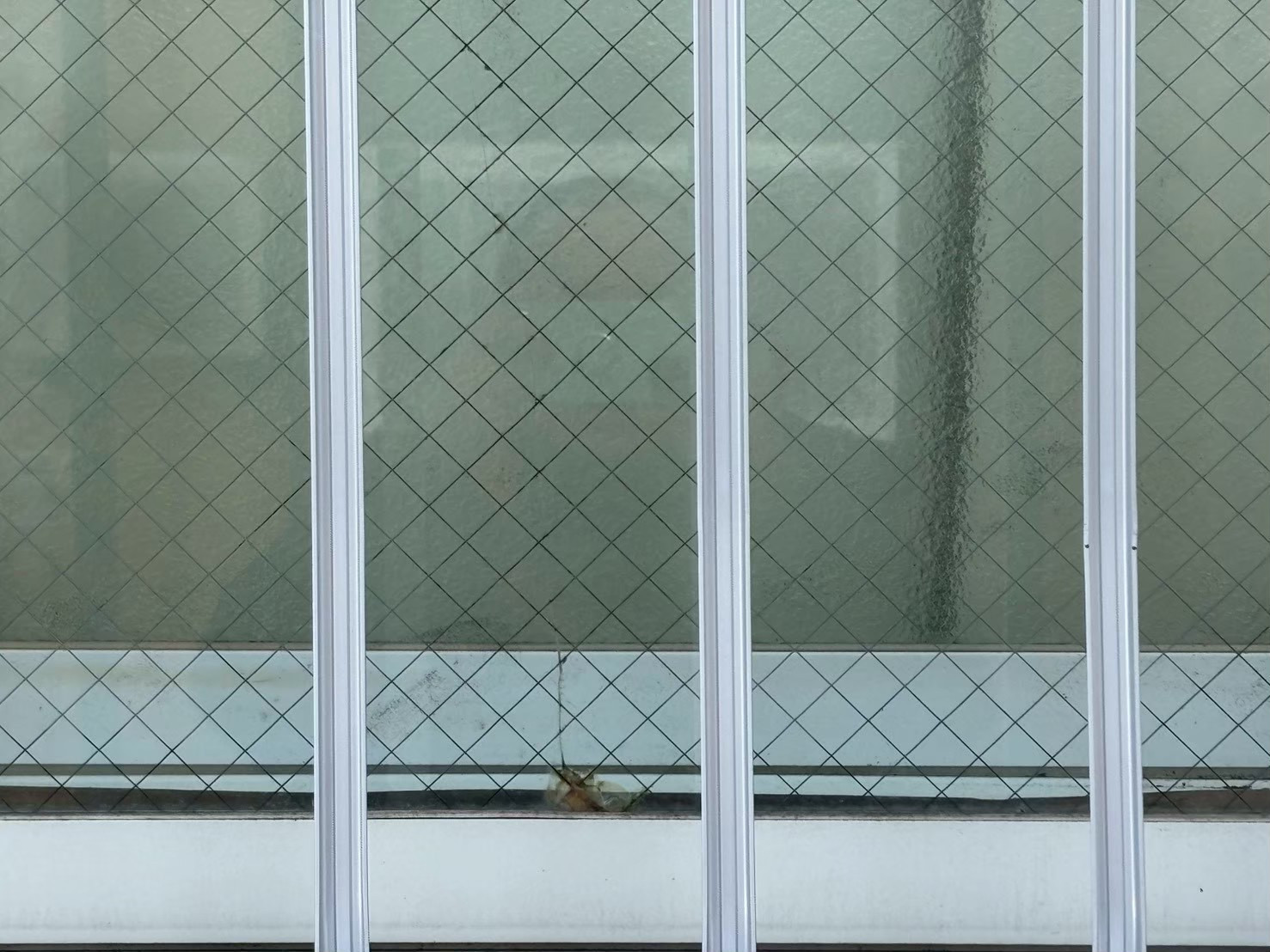 米塚硝子店の【室蘭市】網入り透明ガラスが突然ヒビ割れ？原因は“熱割れ”でした｜ガラス交換施工事例の施工前の写真1