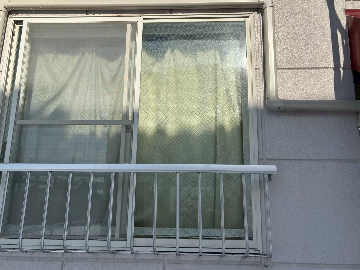 米塚硝子店の【室蘭市】網入り透明ガラスが突然ヒビ割れ？原因は“熱割れ”でした｜ガラス交換施工事例の施工前の写真2