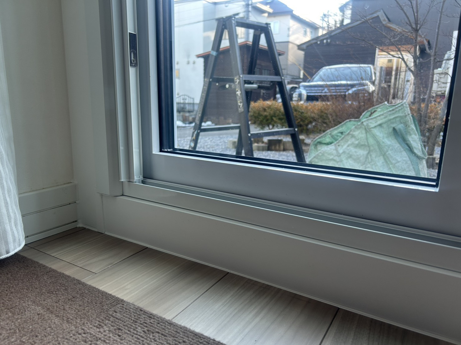 米塚硝子店の【室蘭市】先進的窓リノベを活用してリビングの窓を樹脂窓へ交換（カバー工法）の施工後の写真3