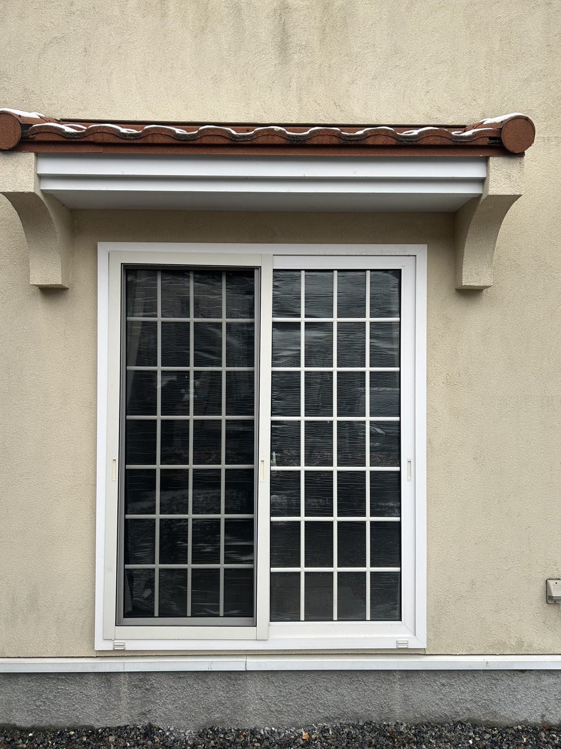 米塚硝子店の【室蘭市】先進的窓リノベを活用してリビングの窓を樹脂窓へ交換（カバー工法）の施工前の写真1