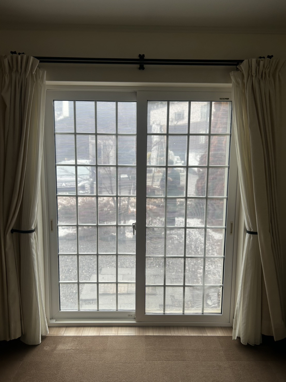 米塚硝子店の【室蘭市】先進的窓リノベを活用してリビングの窓を樹脂窓へ交換（カバー工法）の施工前の写真2