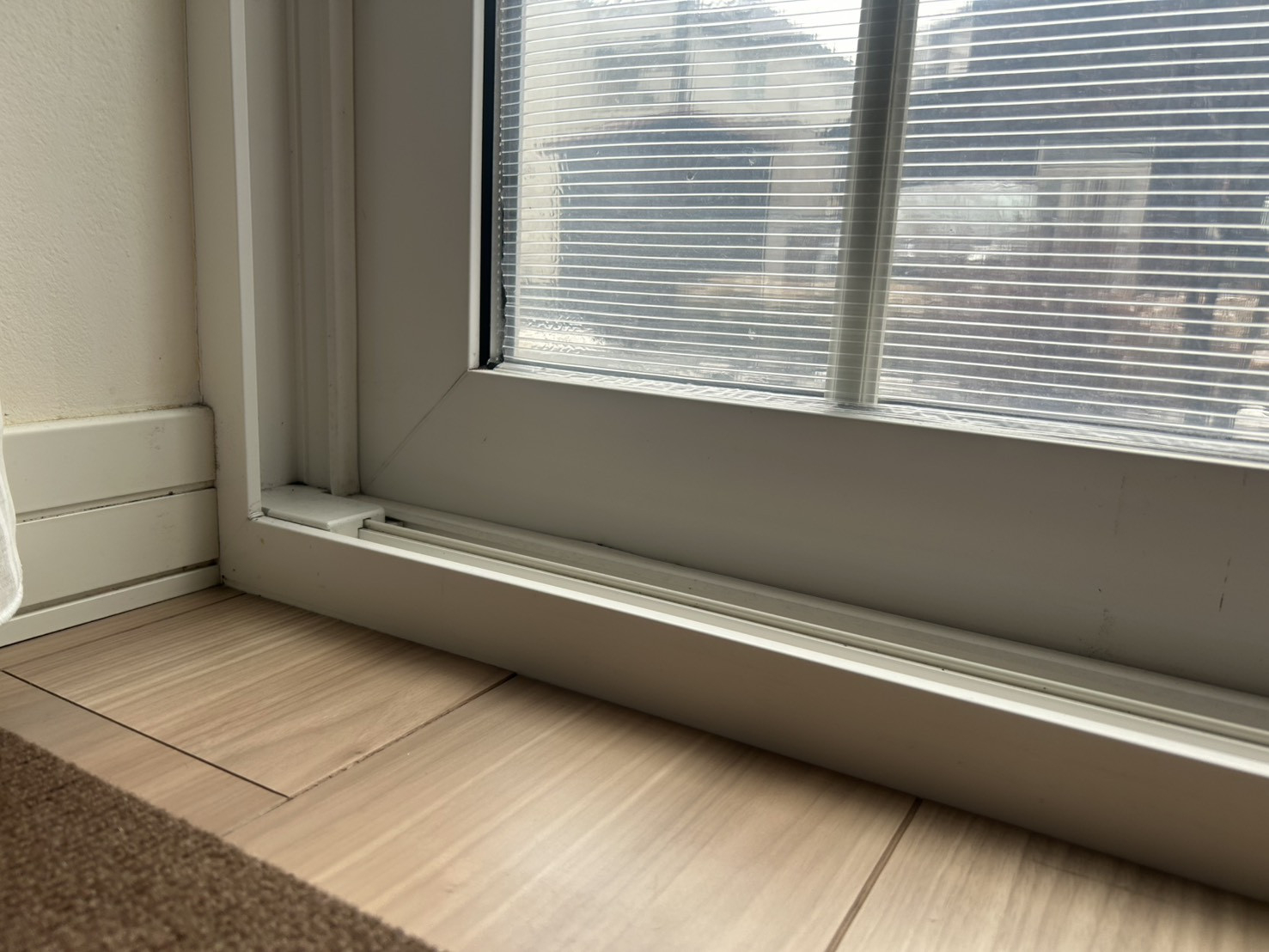 米塚硝子店の【室蘭市】先進的窓リノベを活用してリビングの窓を樹脂窓へ交換（カバー工法）の施工前の写真3