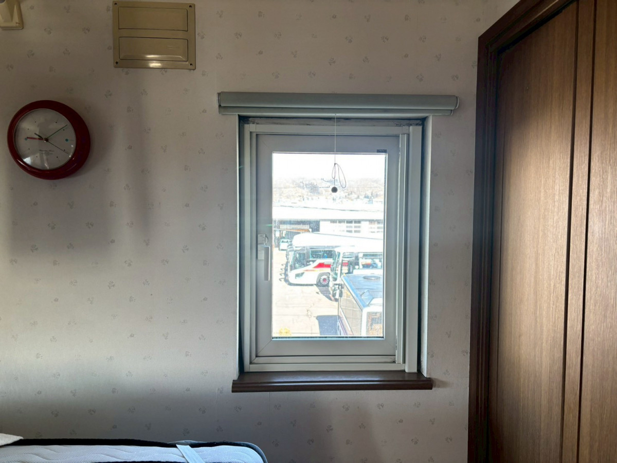 米塚硝子店の【室蘭市】施工事例｜先進的窓リノベを活用した内窓設置工事（LIXILインプラス）の施工前の写真1