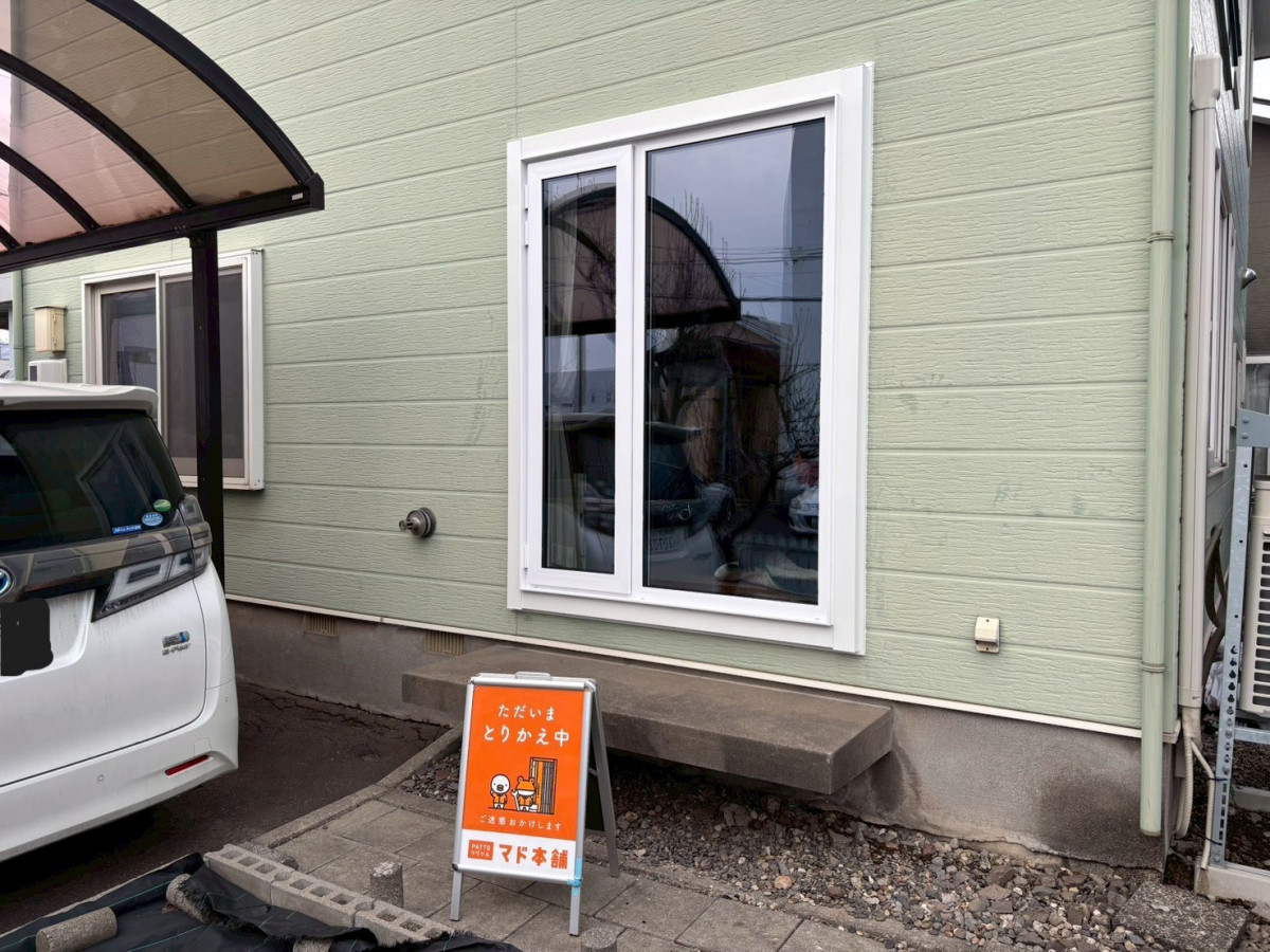 米塚硝子店の【室蘭市】大きな窓の寒さ対策！樹脂窓カバー工法でトリプルガラスへ交換｜先進的窓リノベ活用の施工後の写真2