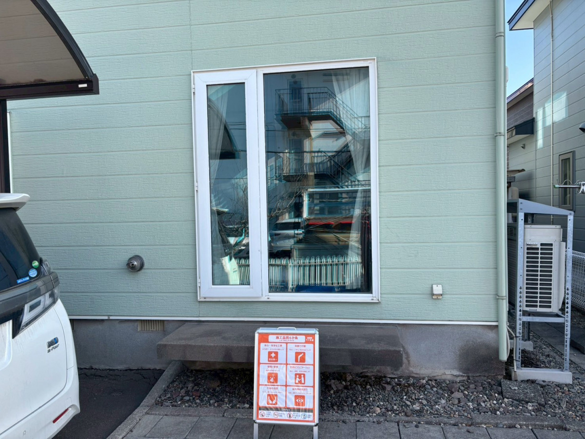 米塚硝子店の【室蘭市】大きな窓の寒さ対策！樹脂窓カバー工法でトリプルガラスへ交換｜先進的窓リノベ活用の施工前の写真1