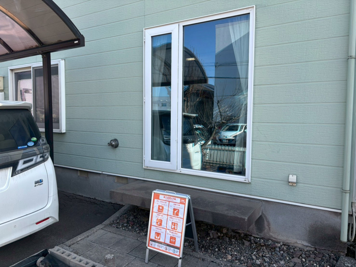 米塚硝子店の【室蘭市】大きな窓の寒さ対策！樹脂窓カバー工法でトリプルガラスへ交換｜先進的窓リノベ活用の施工前の写真2