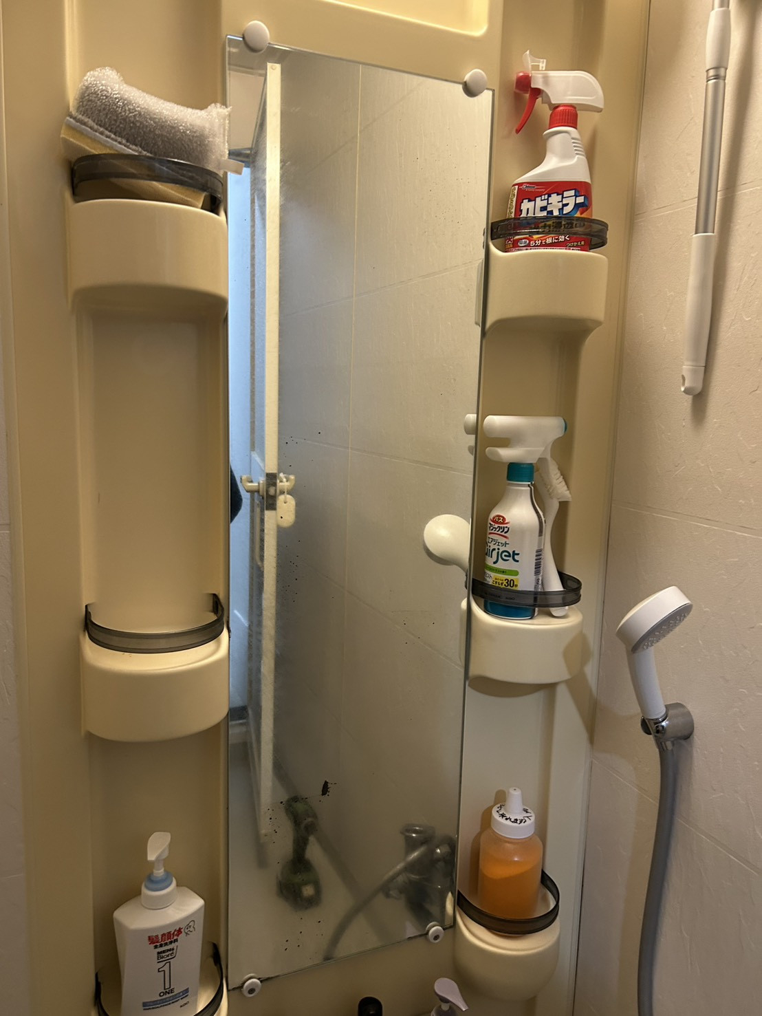 米塚硝子店の【室蘭市】黒く劣化した浴室カガミを交換！耐食カガミでキレイ長持ちの施工前の写真1