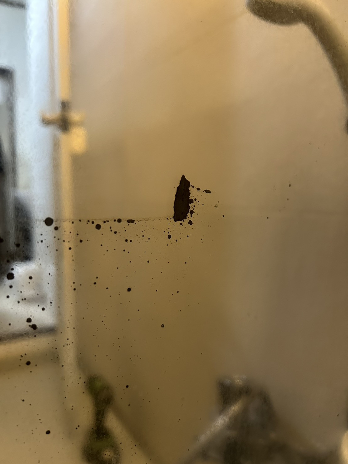 米塚硝子店の【室蘭市】黒く劣化した浴室カガミを交換！耐食カガミでキレイ長持ちの施工前の写真2