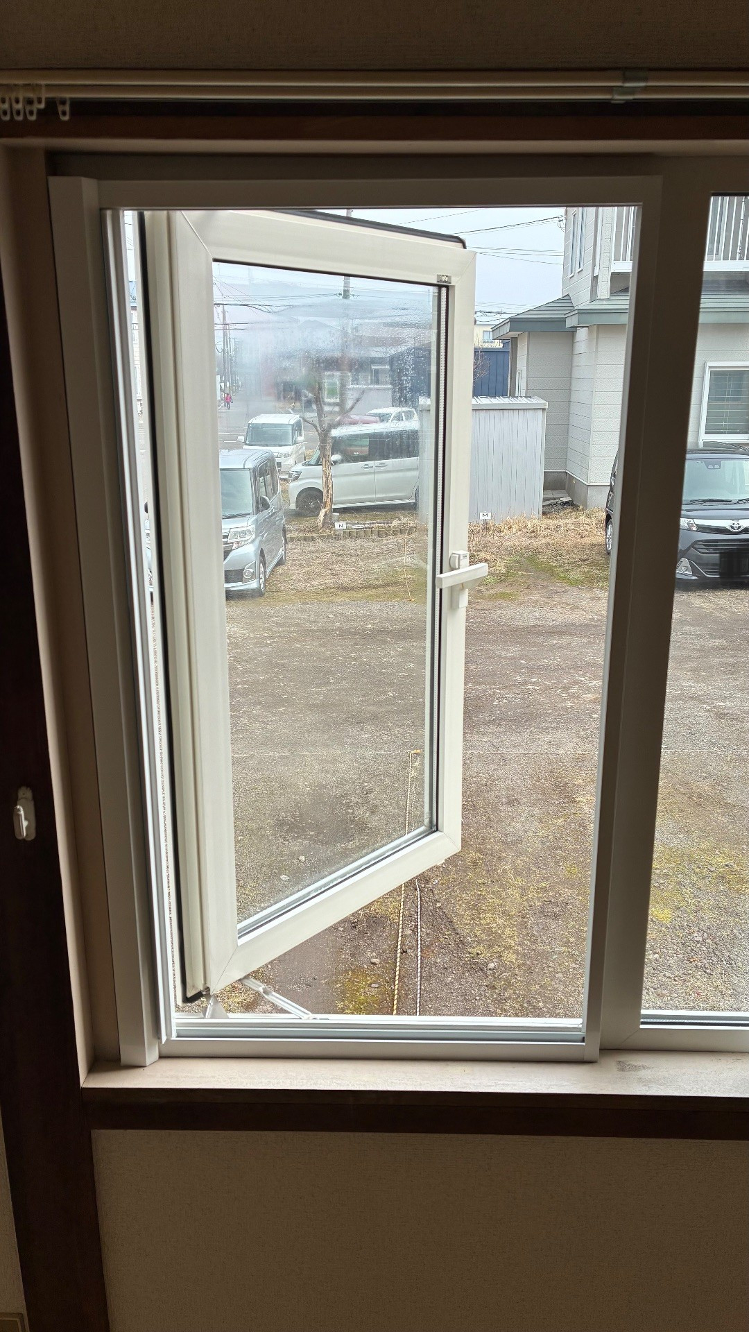 米塚硝子店の【室蘭市】プリーツ網戸が破れた…春前に横引きロール網戸へ交換！の施工後の写真1
