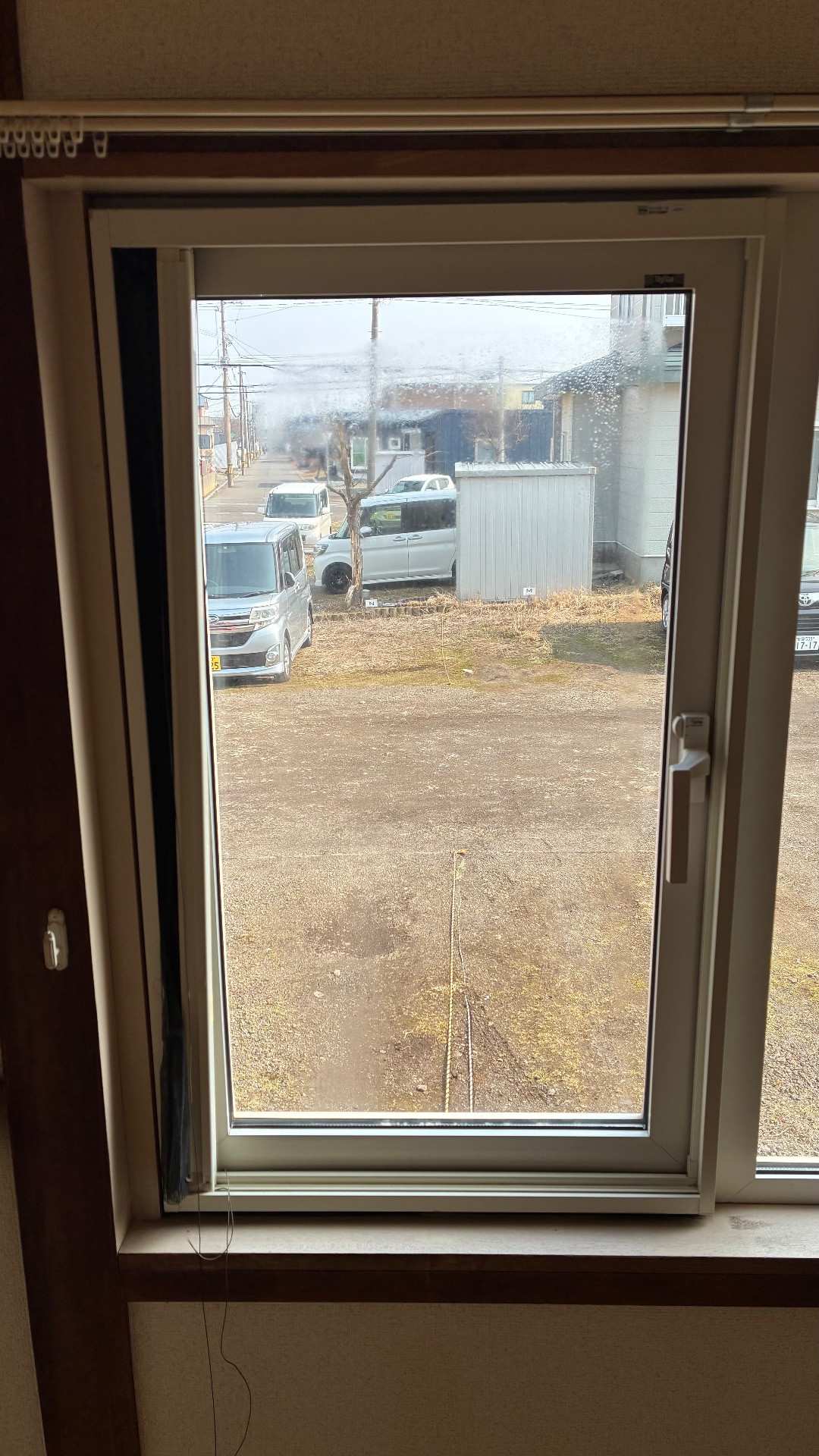 米塚硝子店の【室蘭市】プリーツ網戸が破れた…春前に横引きロール網戸へ交換！の施工前の写真1