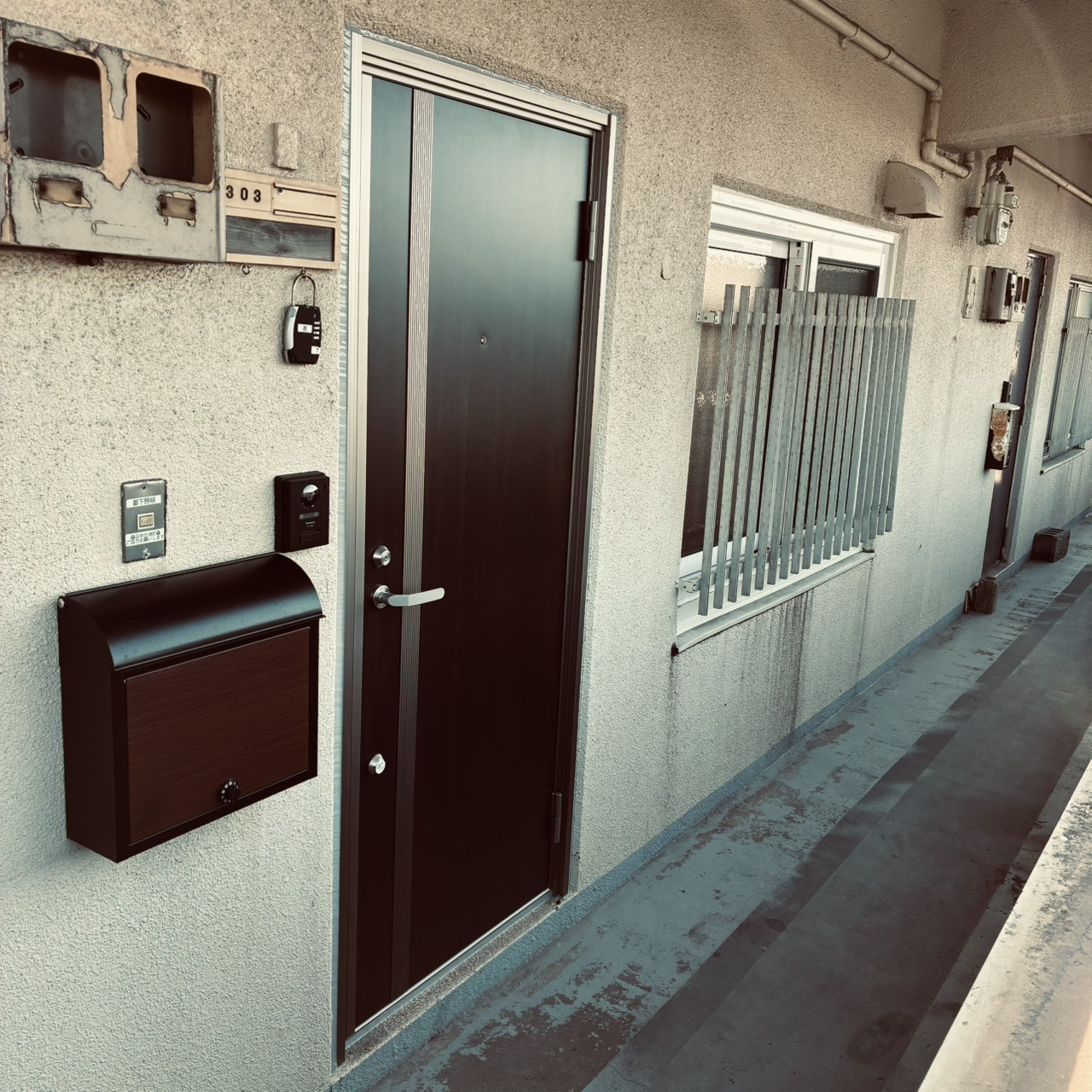 米塚硝子店の【室蘭市】錆びて開かない玄関ドアを一新！カバー工法でスムーズ＆安心な入口への施工後の写真1