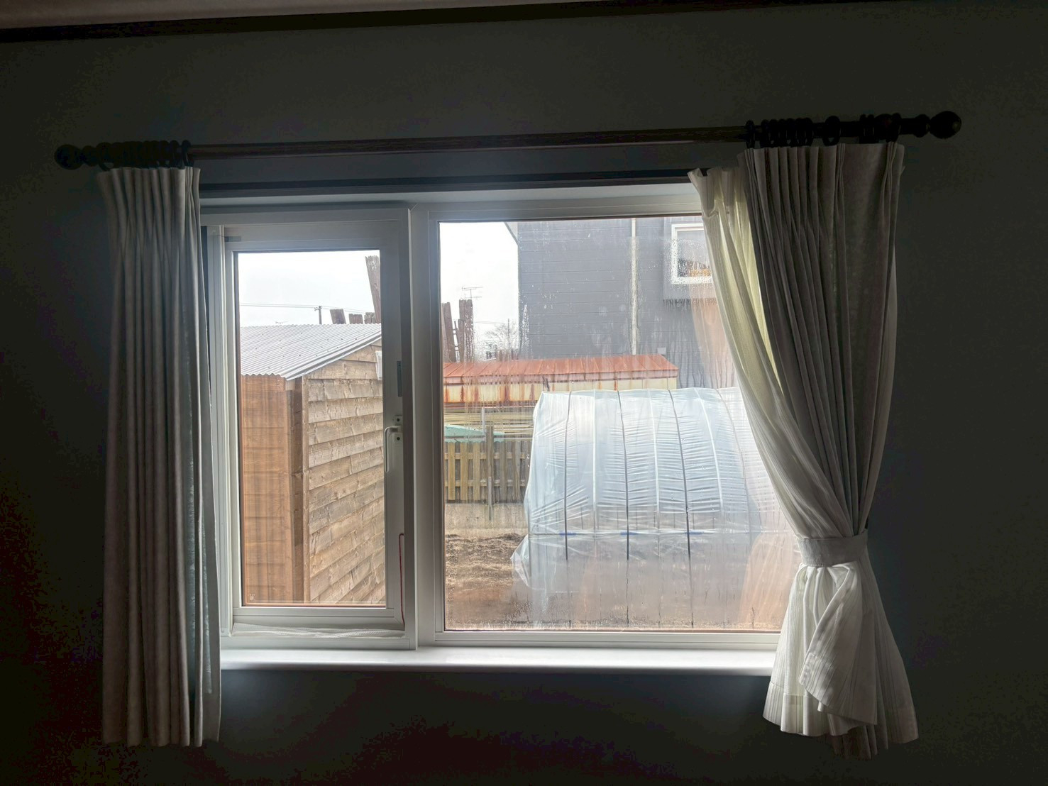 米塚硝子店の【室蘭市】内部結露した複層ガラスを高断熱複層ガラスへ交換｜見えない劣化に要注意！の施工前の写真1