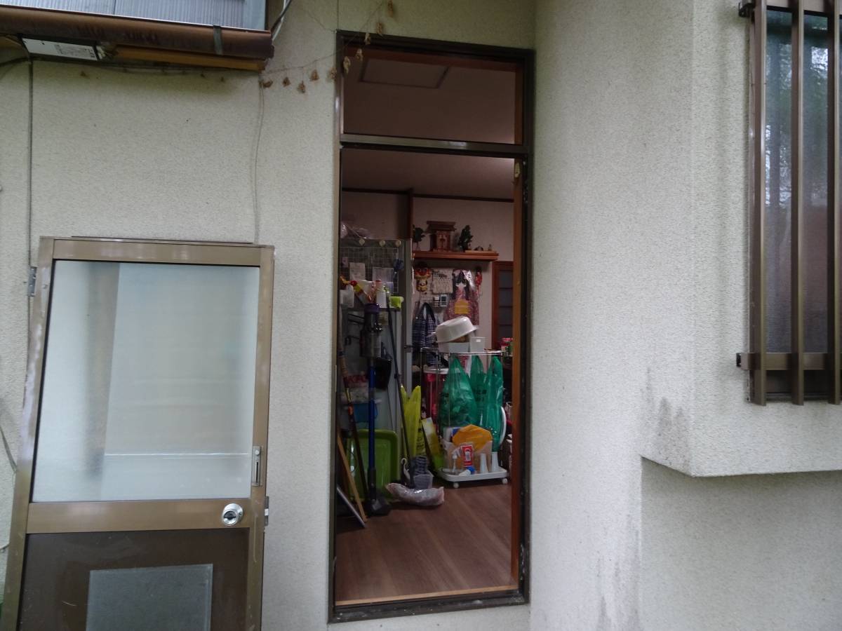 阿波屋商店の勝手口ドア交換（リシェント勝手口ドア）の施工前の写真2