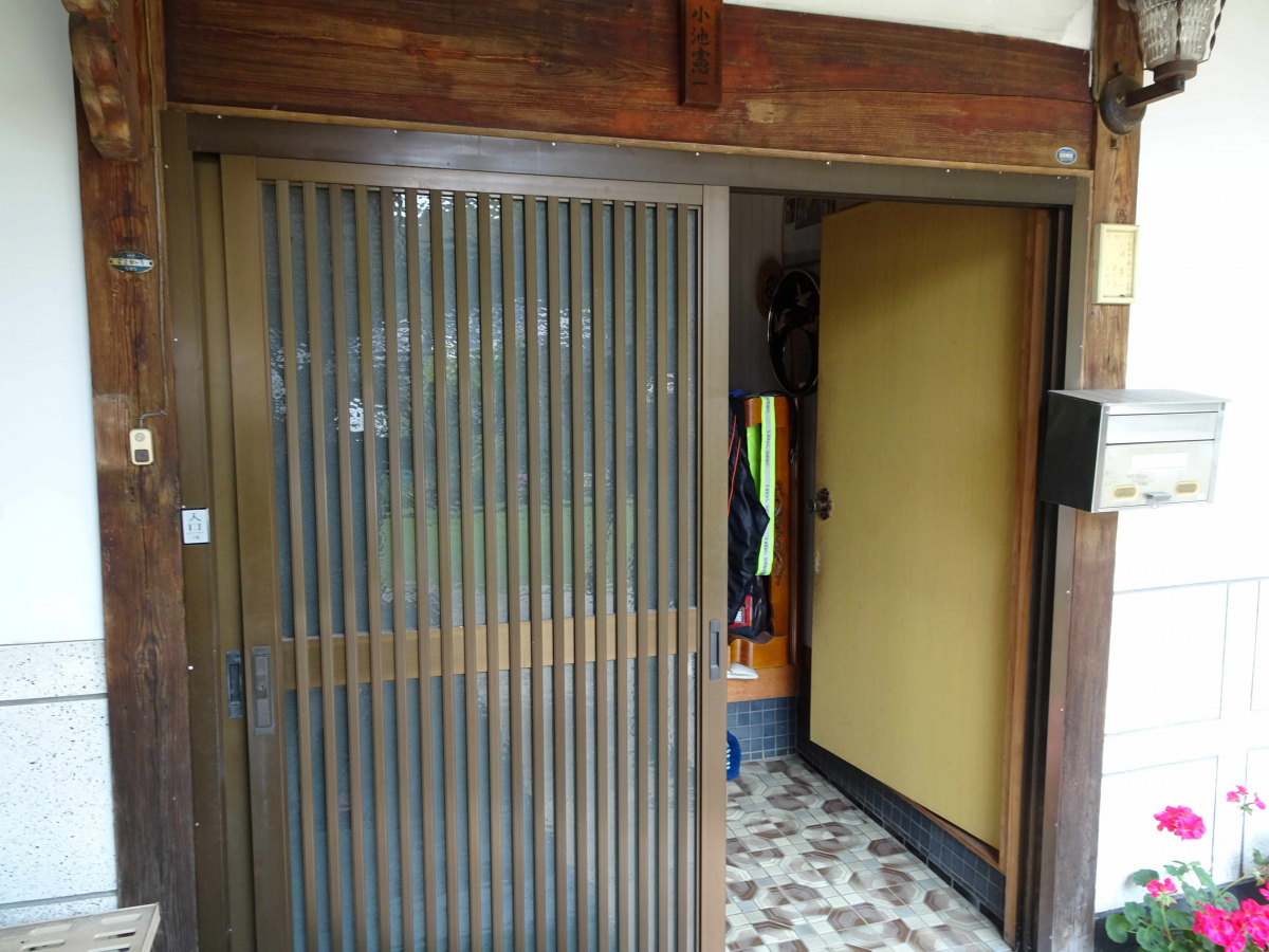 阿波屋商店のリシェント玄関引き戸の施工前の写真1