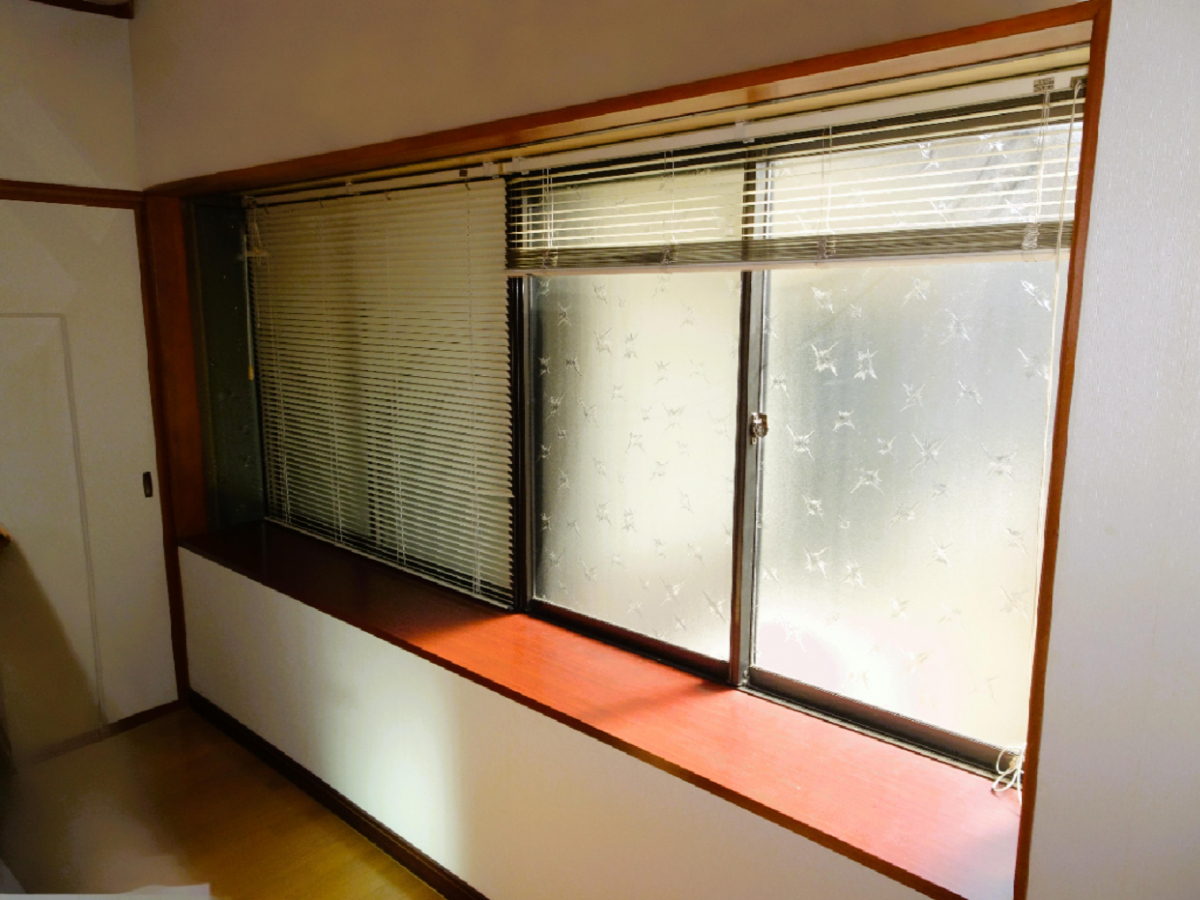 阿波屋商店の既存出窓にインプラス内窓取付の施工前の写真1