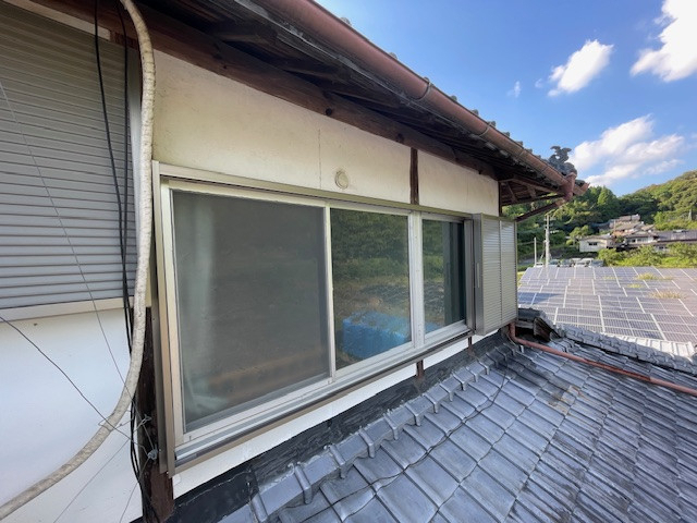 阿波屋商店の台風の季節には、後付け雨戸が最適の施工前の写真2