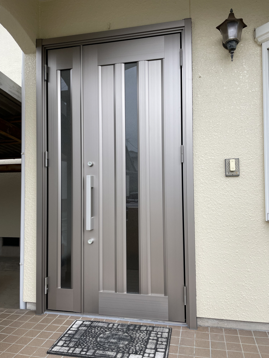 阿波屋商店の「古くなった玄関を一新！最新ドアで快適生活」の施工後の写真1