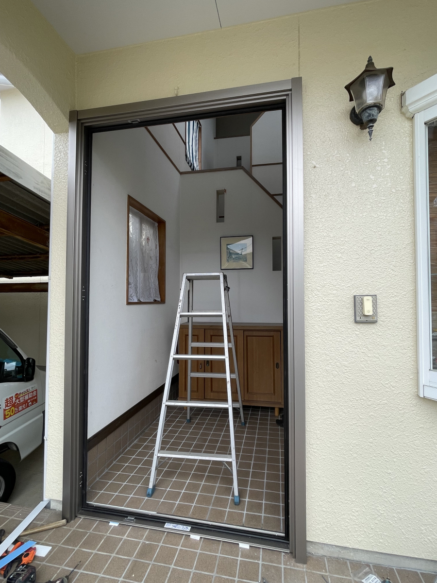 阿波屋商店の「古くなった玄関を一新！最新ドアで快適生活」の施工後の写真2