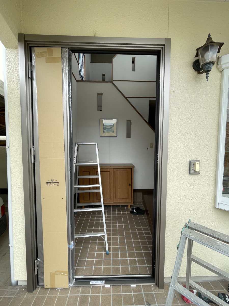 阿波屋商店の「古くなった玄関を一新！最新ドアで快適生活」の施工後の写真3