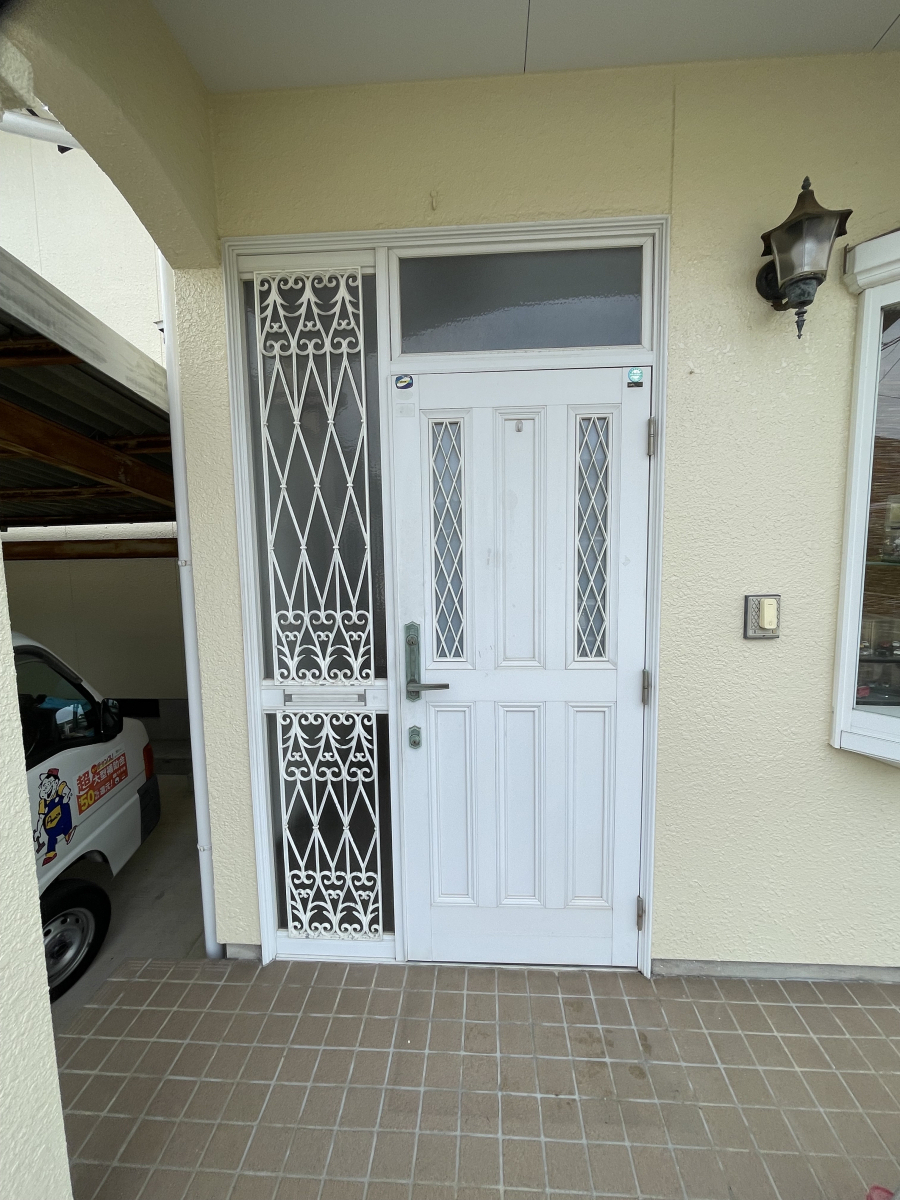 阿波屋商店の「古くなった玄関を一新！最新ドアで快適生活」の施工前の写真1