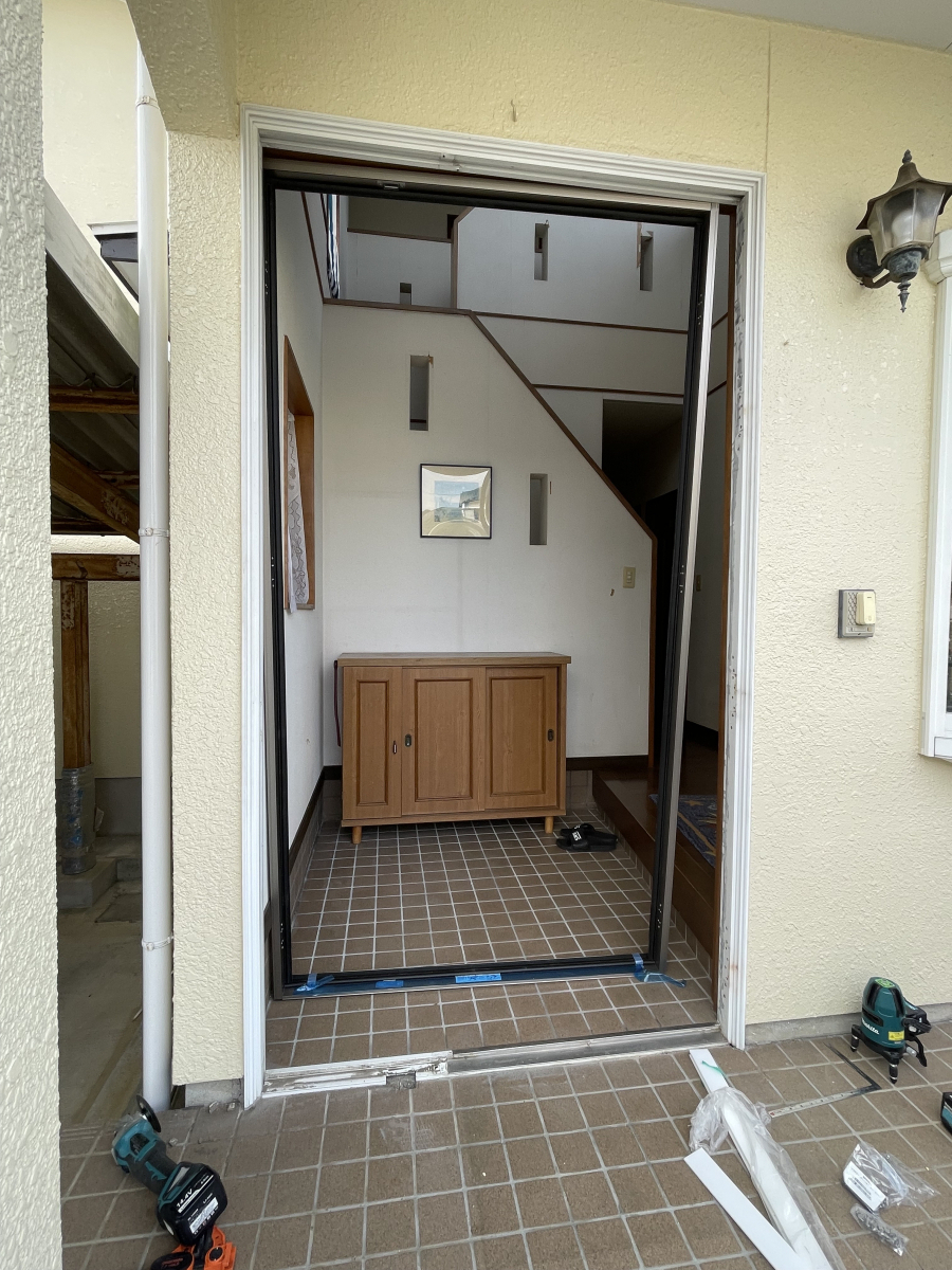 阿波屋商店の「古くなった玄関を一新！最新ドアで快適生活」の施工前の写真2