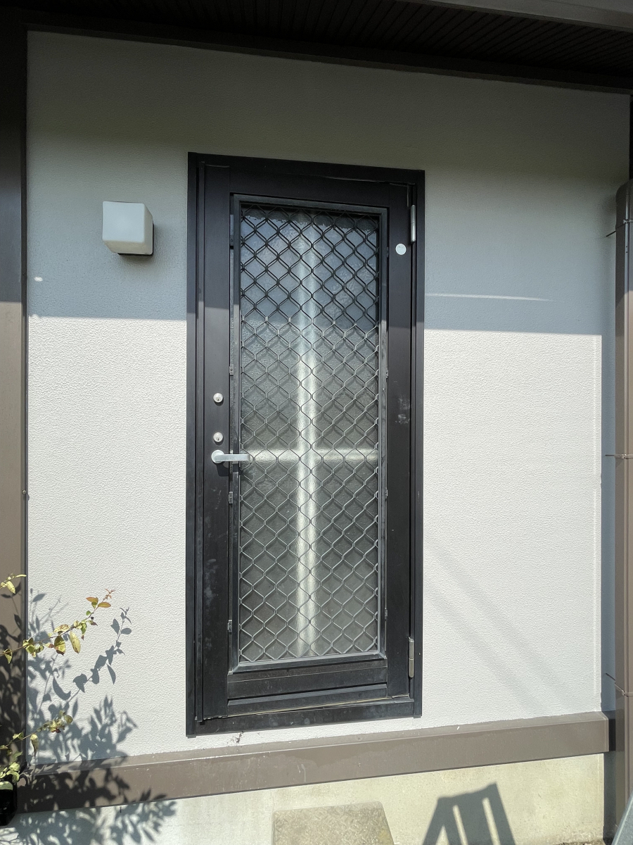 阿波屋商店の勝手口を新しくして、防犯＆断熱アップ！の施工前の写真1