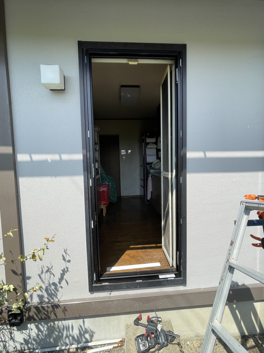 阿波屋商店の勝手口を新しくして、防犯＆断熱アップ！の施工前の写真2