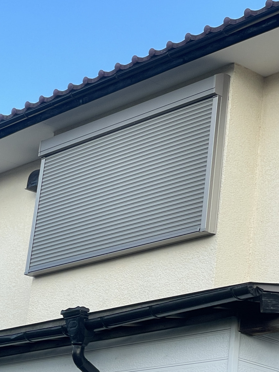 阿波屋商店の窓にシャッター後付け工事！！の施工後の写真1