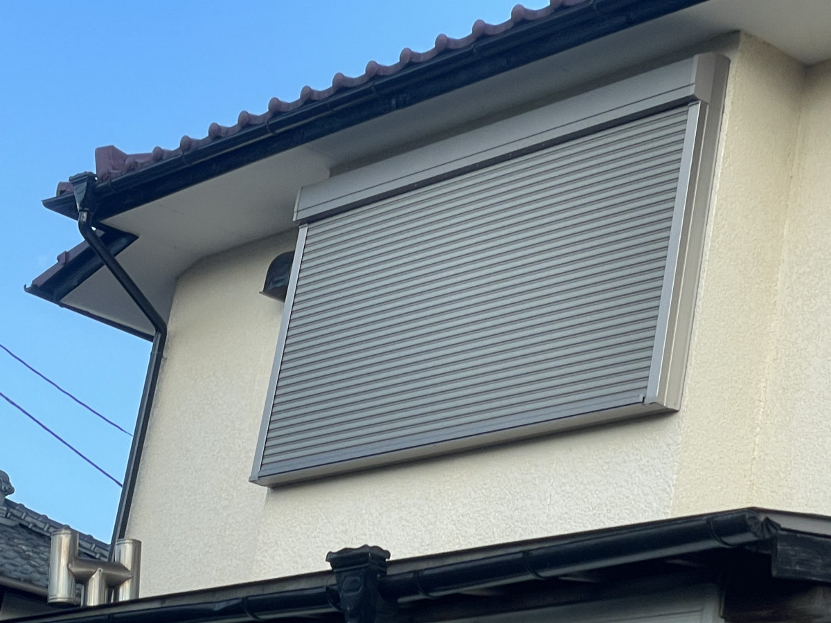 阿波屋商店の窓にシャッター後付け工事！！の施工後の写真2