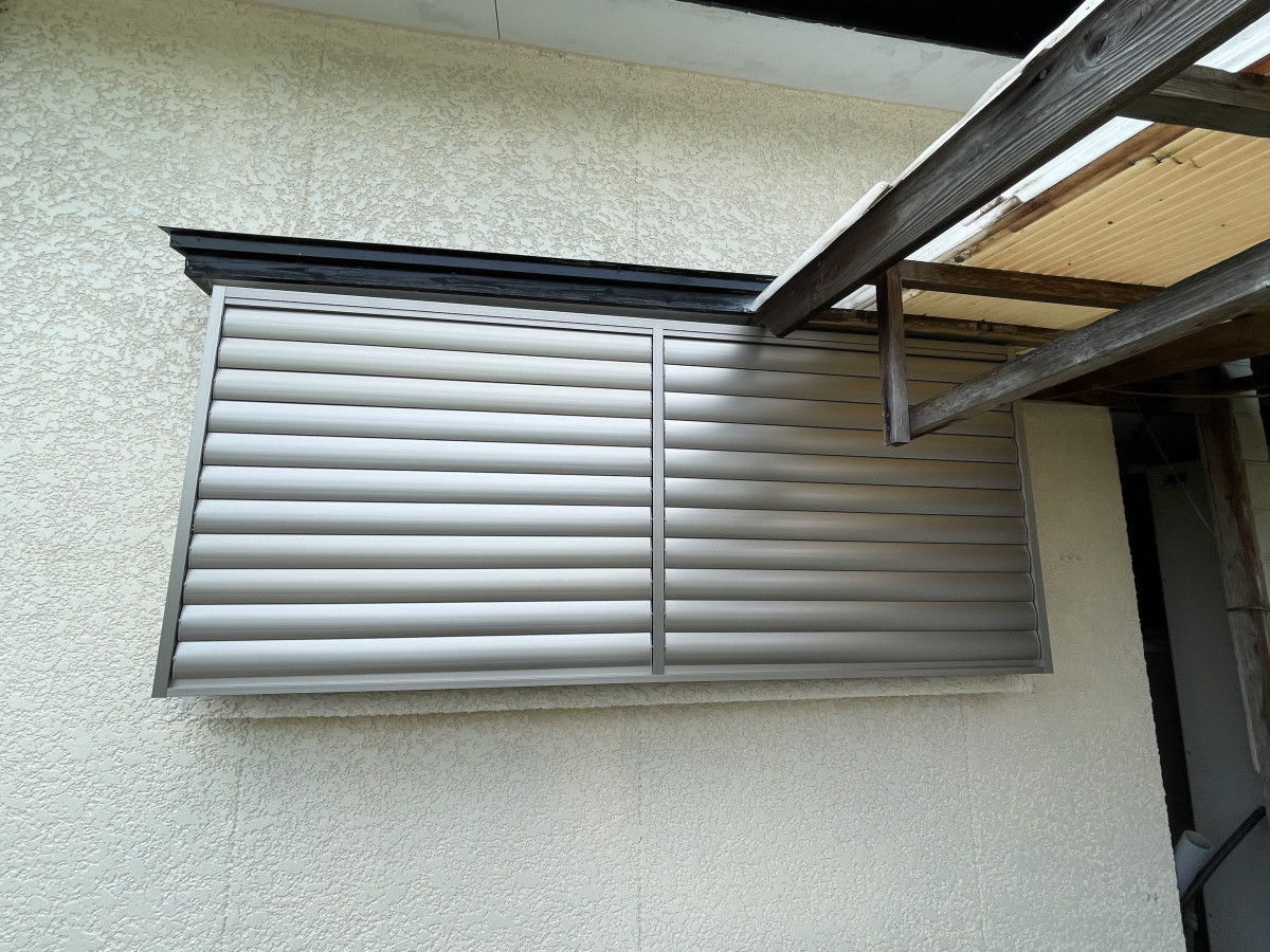 阿波屋商店の視線・西日・防犯対策を一挙に解決！キッチン窓に可動ルーバーを設置の施工後の写真1