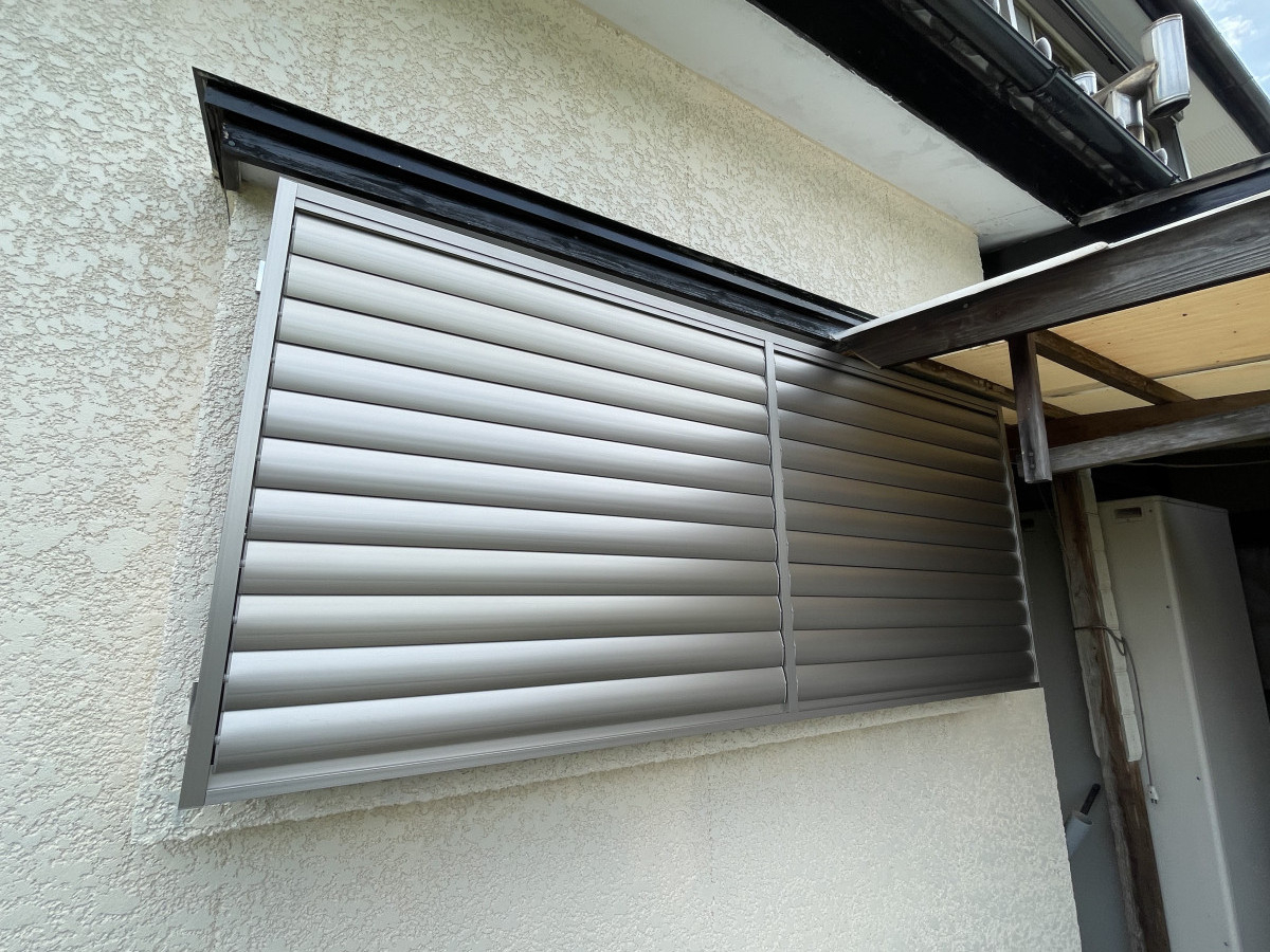 阿波屋商店の視線・西日・防犯対策を一挙に解決！キッチン窓に可動ルーバーを設置の施工後の写真2