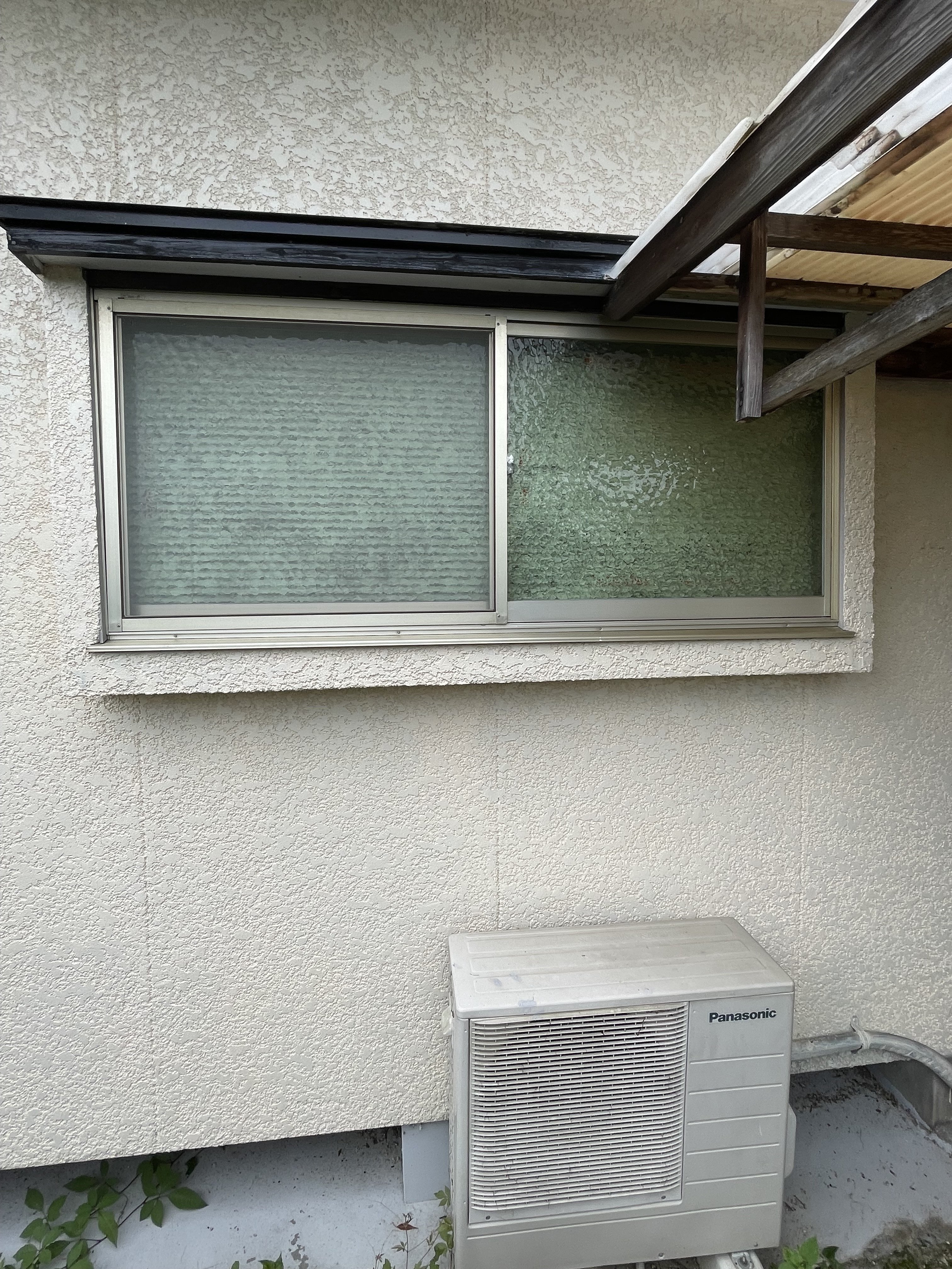 阿波屋商店の視線・西日・防犯対策を一挙に解決！キッチン窓に可動ルーバーを設置の施工前の写真1