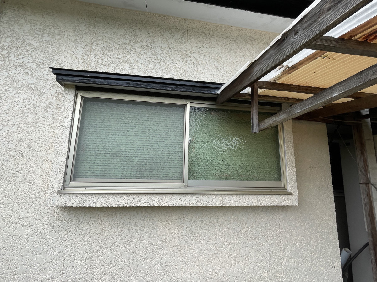 阿波屋商店の視線・西日・防犯対策を一挙に解決！キッチン窓に可動ルーバーを設置の施工前の写真2