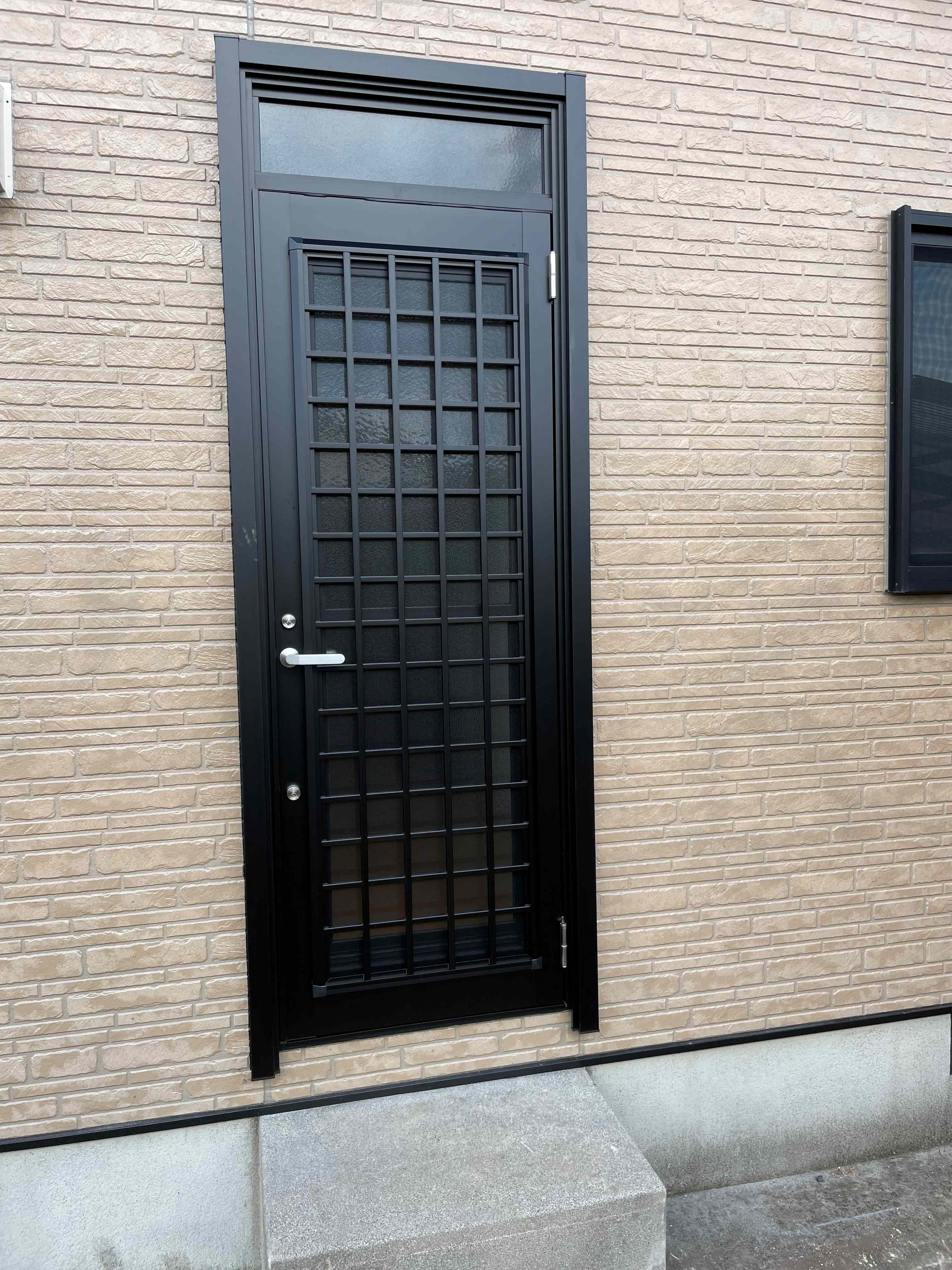 阿波屋商店の寒さ＆防犯対策に！勝手口ドアを快適リフォームの施工後の写真3