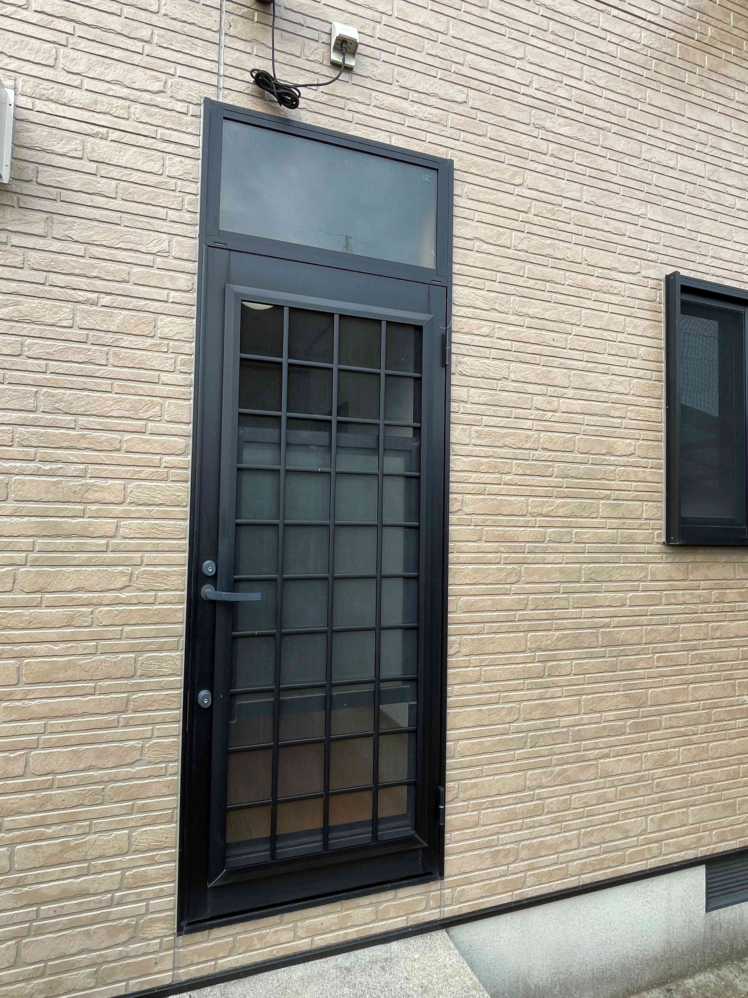 阿波屋商店の寒さ＆防犯対策に！勝手口ドアを快適リフォームの施工前の写真1