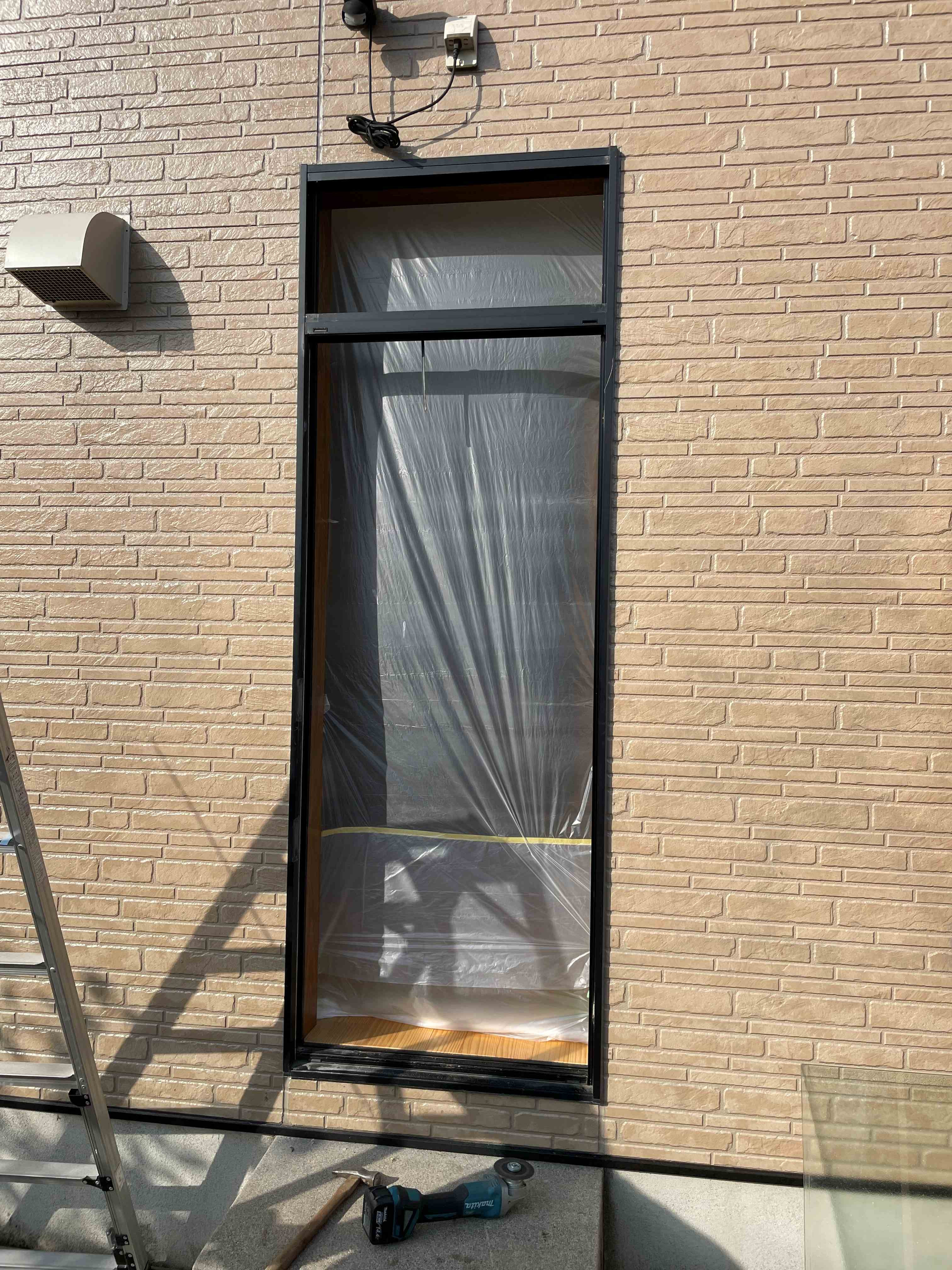 阿波屋商店の寒さ＆防犯対策に！勝手口ドアを快適リフォームの施工前の写真2