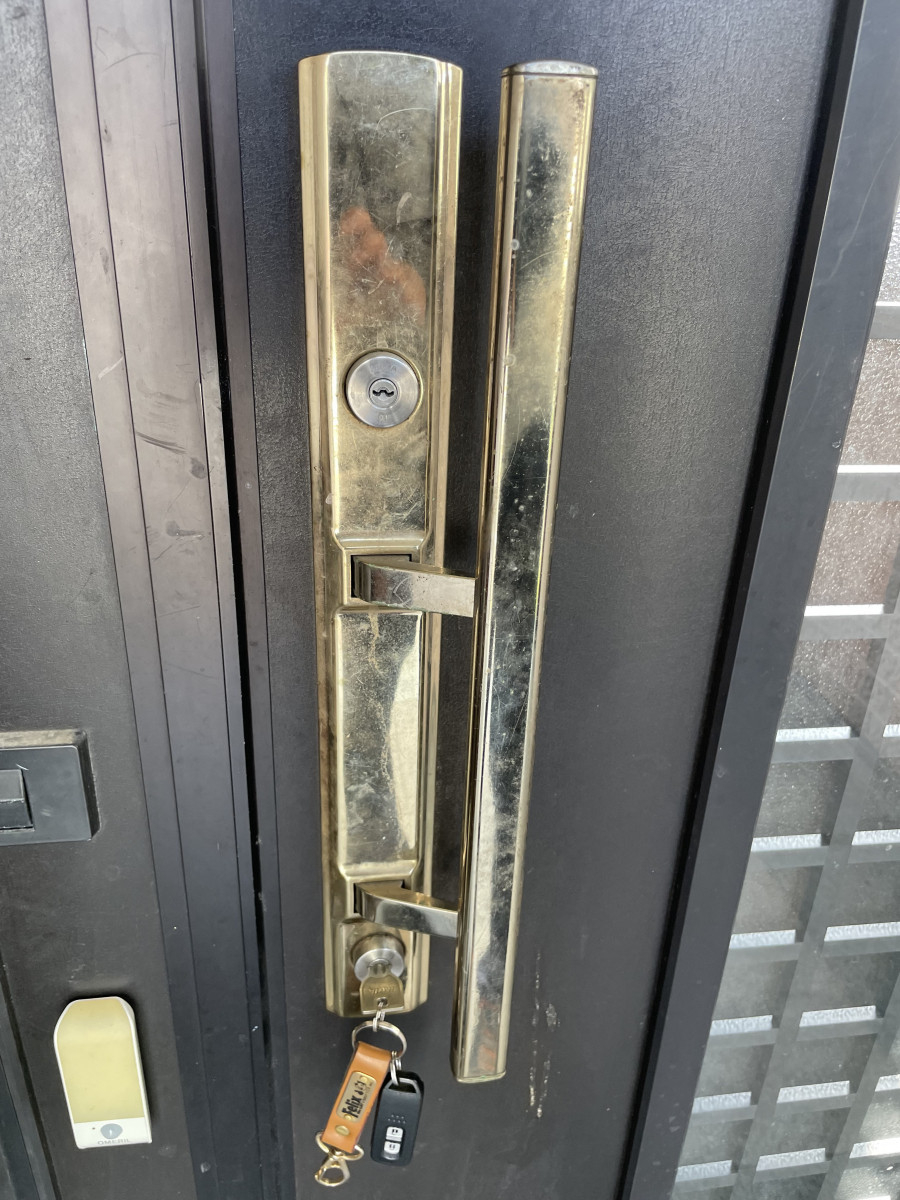 阿波屋商店の古くなった玄関鍵を新しい鍵へ交換 阿波屋商店施工の施工前の写真1