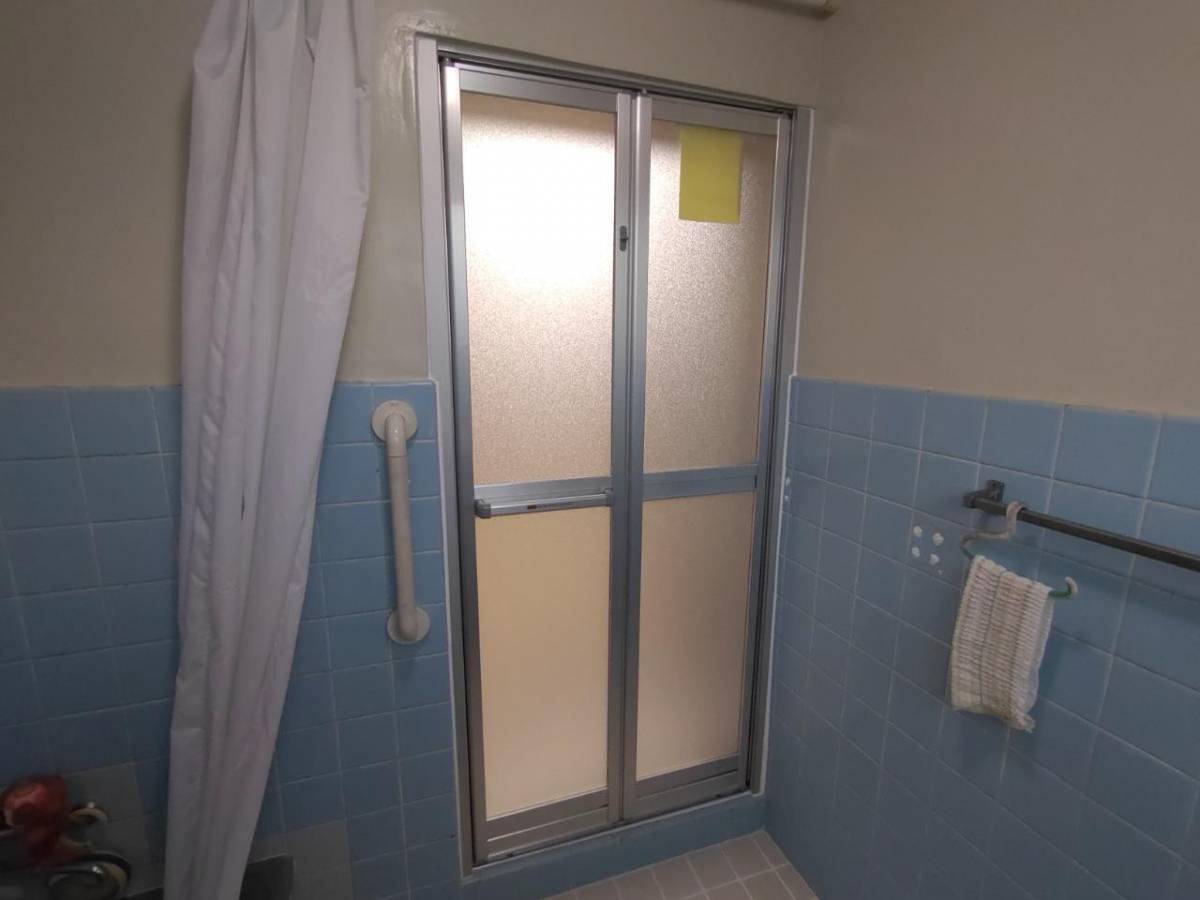 石鎚住器の浴室折り戸の施工後の写真1