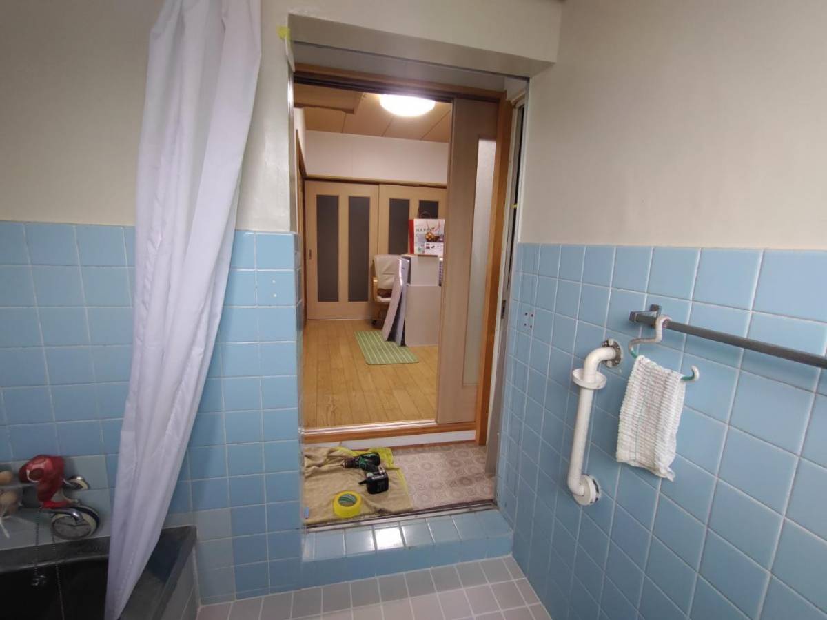 石鎚住器の浴室折り戸の施工前の写真1