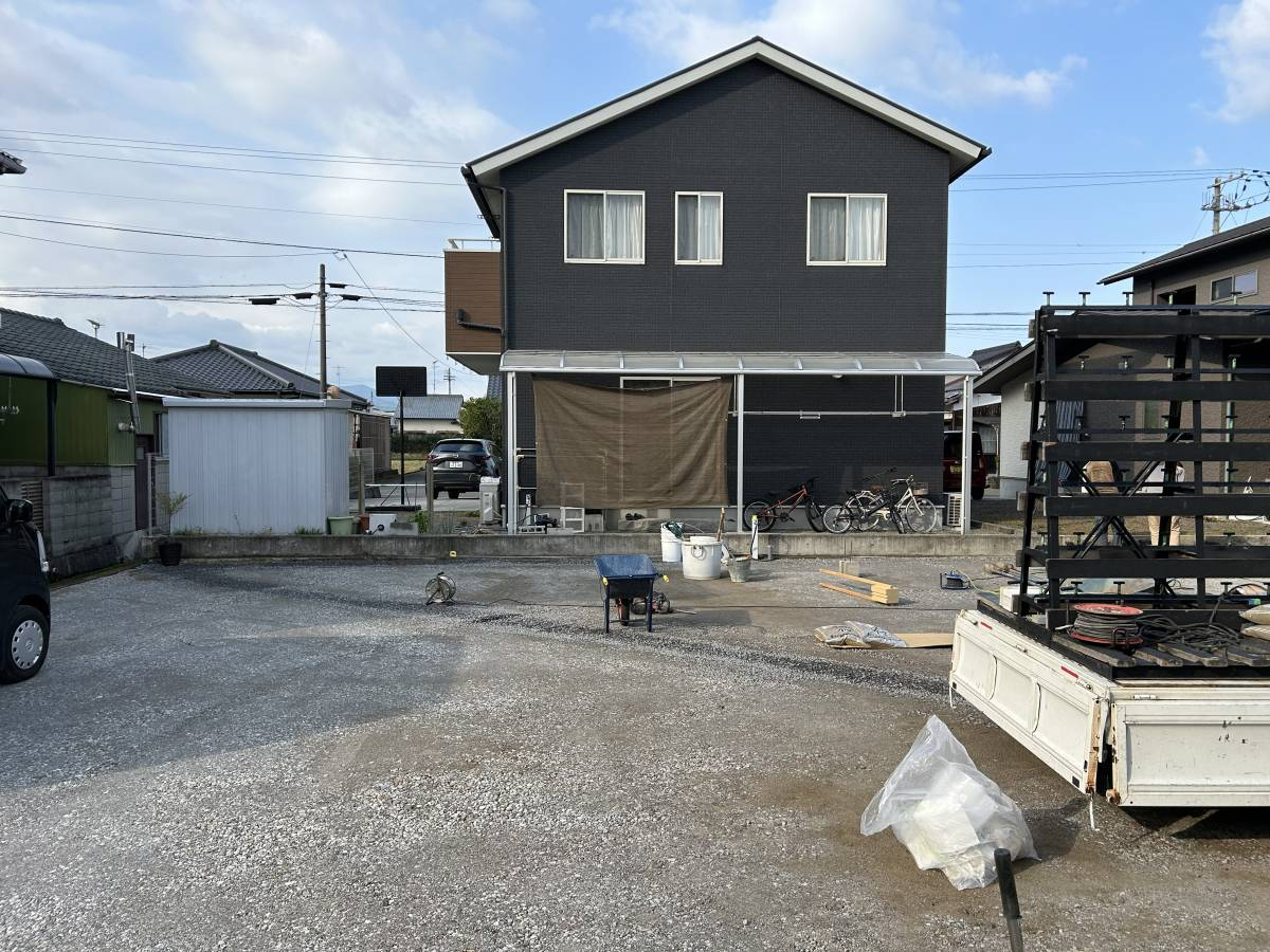 石鎚住器のカーポート工事の施工前の写真1