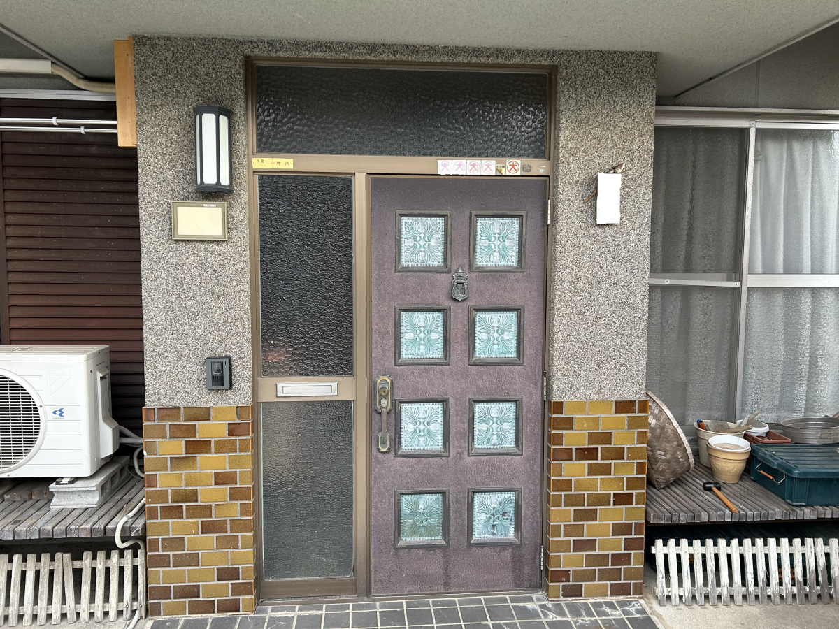 石鎚住器の玄関ドア交換1DAYリフォーム工事の施工前の写真1